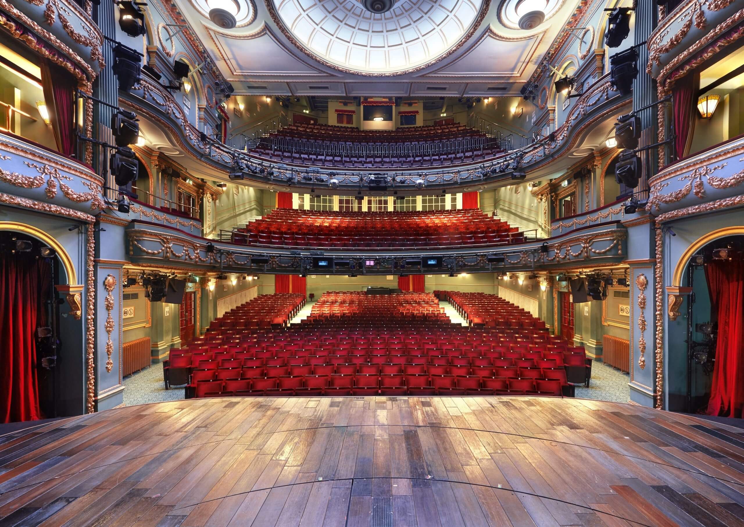 Actors View The Aldwych Theatre If Used Please Credit ©Peter Dazeley From His Book London Theatres Scaled