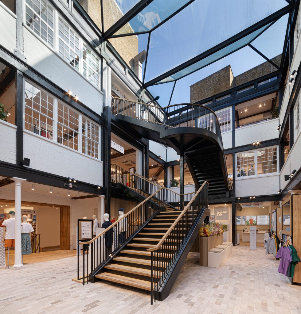 Uniqlo Covent Garden Atrium 980X1024